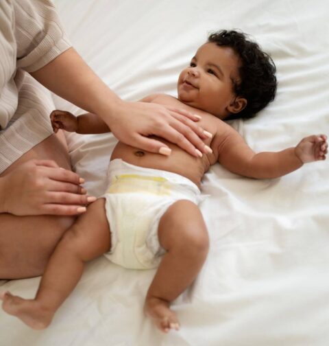 Baby mit Windel