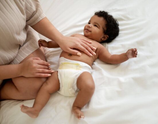 Baby mit Windel