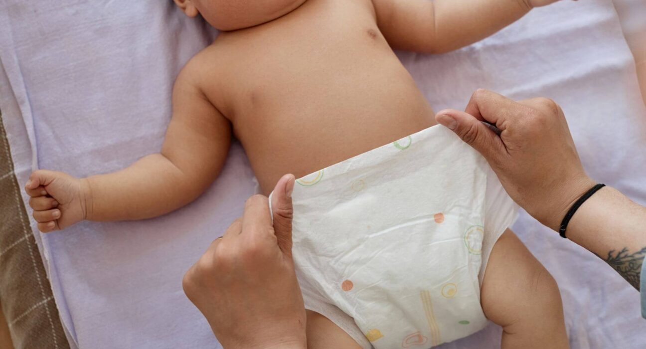 Baby mit Windel