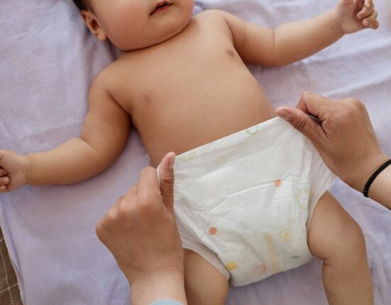 Baby mit Windel